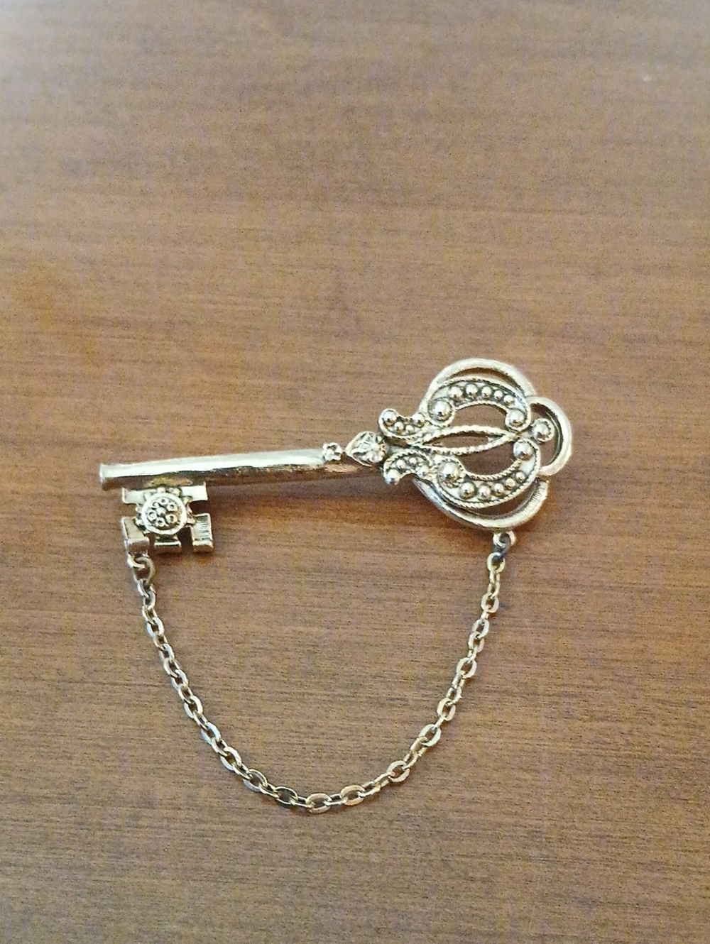 Beautiful Gold Tone Key Brooch Pin with Decorative Chain - Vintage Accessories